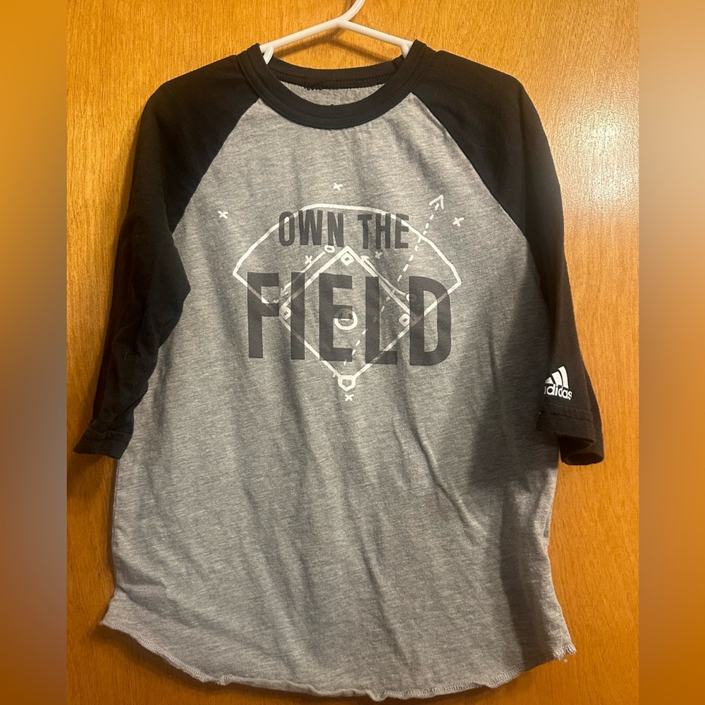 Adidas boys baseball t shirt.